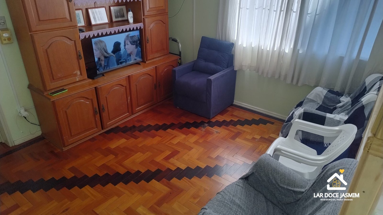 Sala de estar aconchegante para idosos no Lar Doce Jasmim